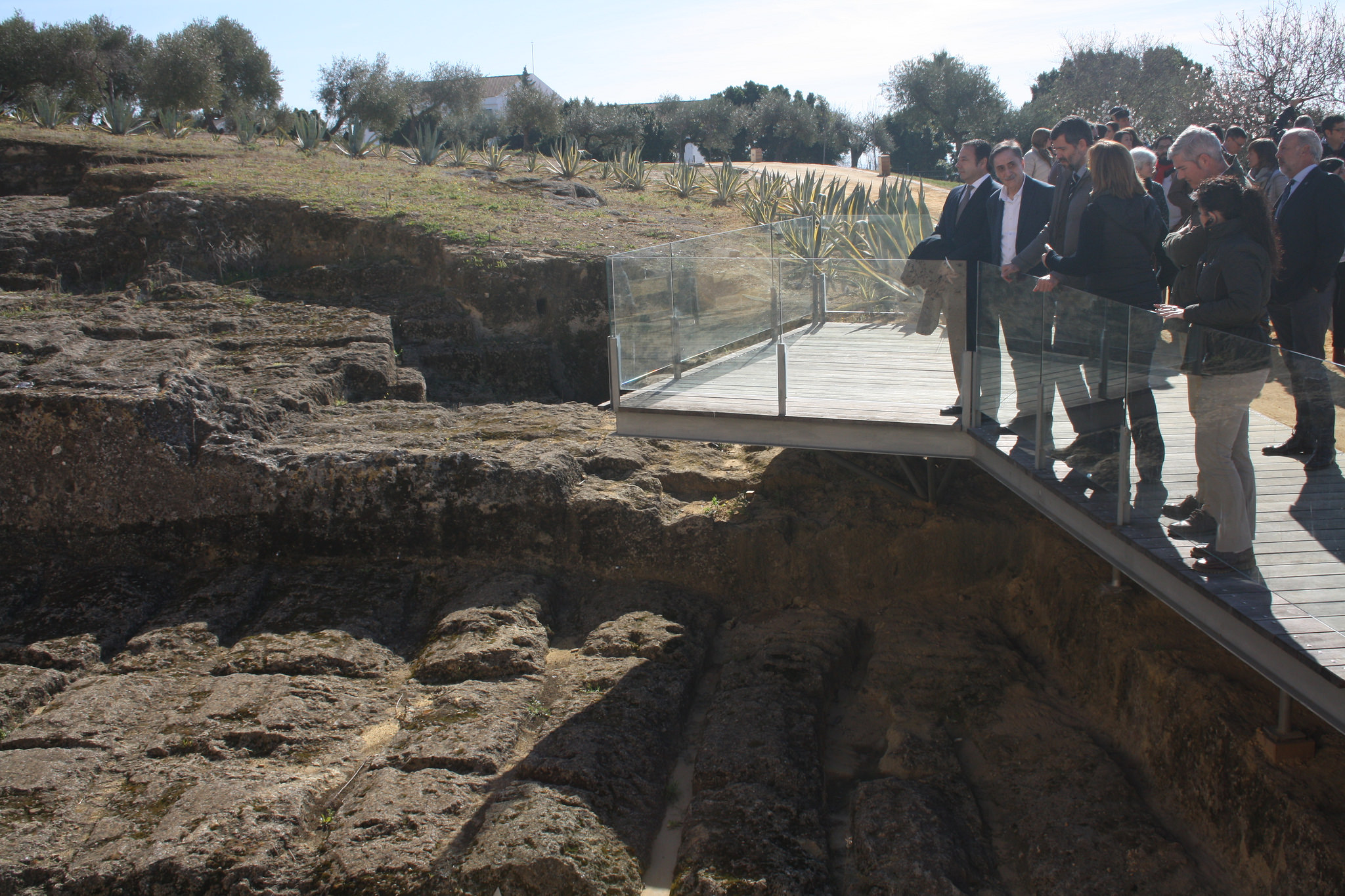 La Casa Palacio de los Duques de Arcos, de estilo mudéjar, data de principios del siglo XV. Su apeadero se ha convertido en un magnífico auditorio con una capacidad para 5.000 personas.