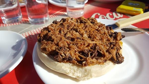 Tostada de pringá casera.