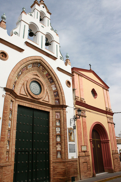 Fachada de la Capilla de la Hermandad de la Vera+Cruz de Benacazón.