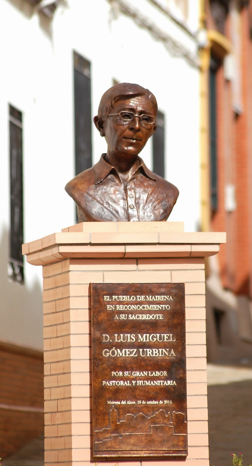 Monumento homenajes a Don Luis Miguel Gómez Urbina 