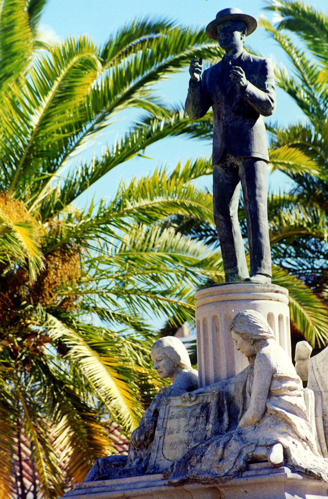 Monumento Pepe Marchena en los jardines de Isidro Arcenegui
