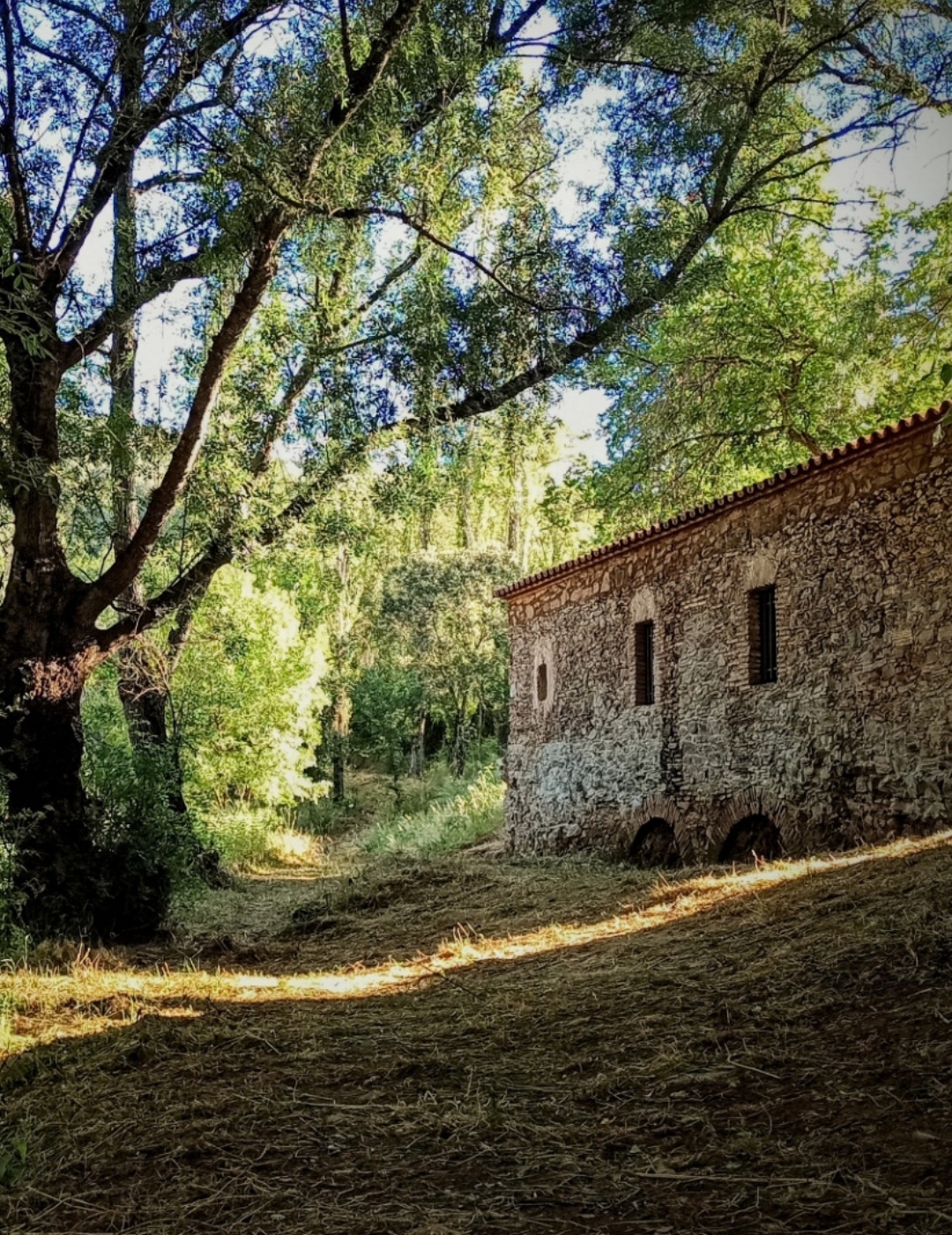 Antiguo molino restaurado, al pie de la rivera